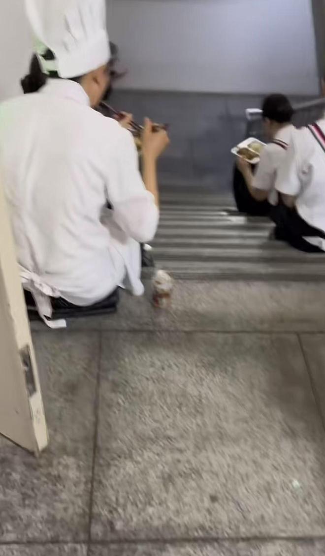 不让坐在桌上吃饭员工无奈只能蹲着吃饭不朽情缘游戏网站址网友吐槽西贝上班(图2)